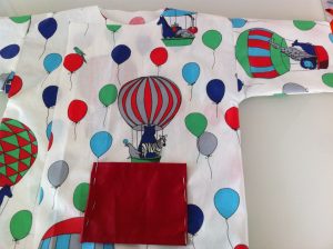 poche épinglée coté garçon de la blouse de peinture enfant