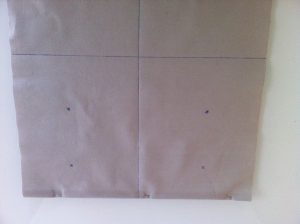 Marquer par 4 croix l'emplacement de la poche.Tracer des traits pour repérer les milieux dans la longueur et le largeur sur la doublure et le pied de coq.