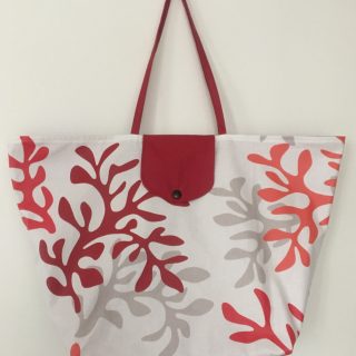 Grand sac de plage pliable corail.