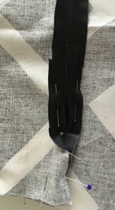 La couture de l'angle coté zip.