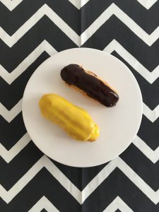 Eclair au chocolat et éclair au citron vert.