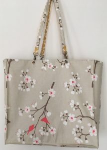 Sac réversible coté motif cerisier japonais.