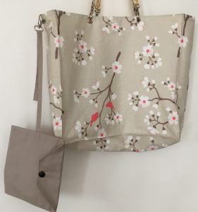 Sac réversible à motifs cerisier avec la pochette.