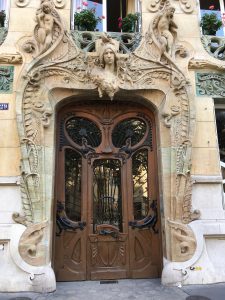 Porte cochère en chène massif.