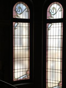 Fenetres à vitrail dans la cage d'escalier.