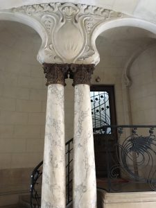 colonnes à l'entrée de la cage d'escalier.