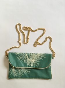 Pochette de fetes avec sa chaine dorée.