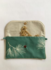 Pochette avec la cahine placée à l'intérieur.