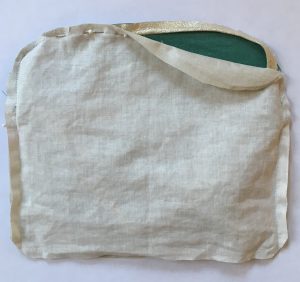 pochette pomme de pin rentrée dans la doublure.