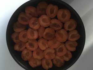 Disposition des abricots dans le plat.