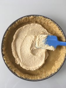 Etaler la creme d amndes sur la tarte