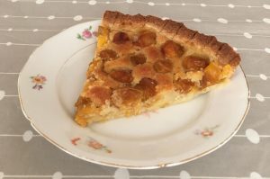 Part de tarte aux mirabelles.