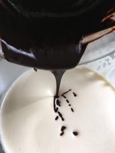 Verser le beurre chocolat sur sucre oeufs. 