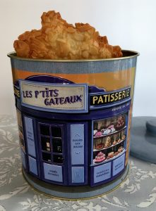 Tuiles au amandes dans une boite metallique.