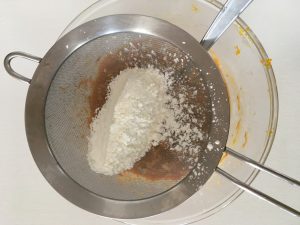 Tamiser la farine avec la levure