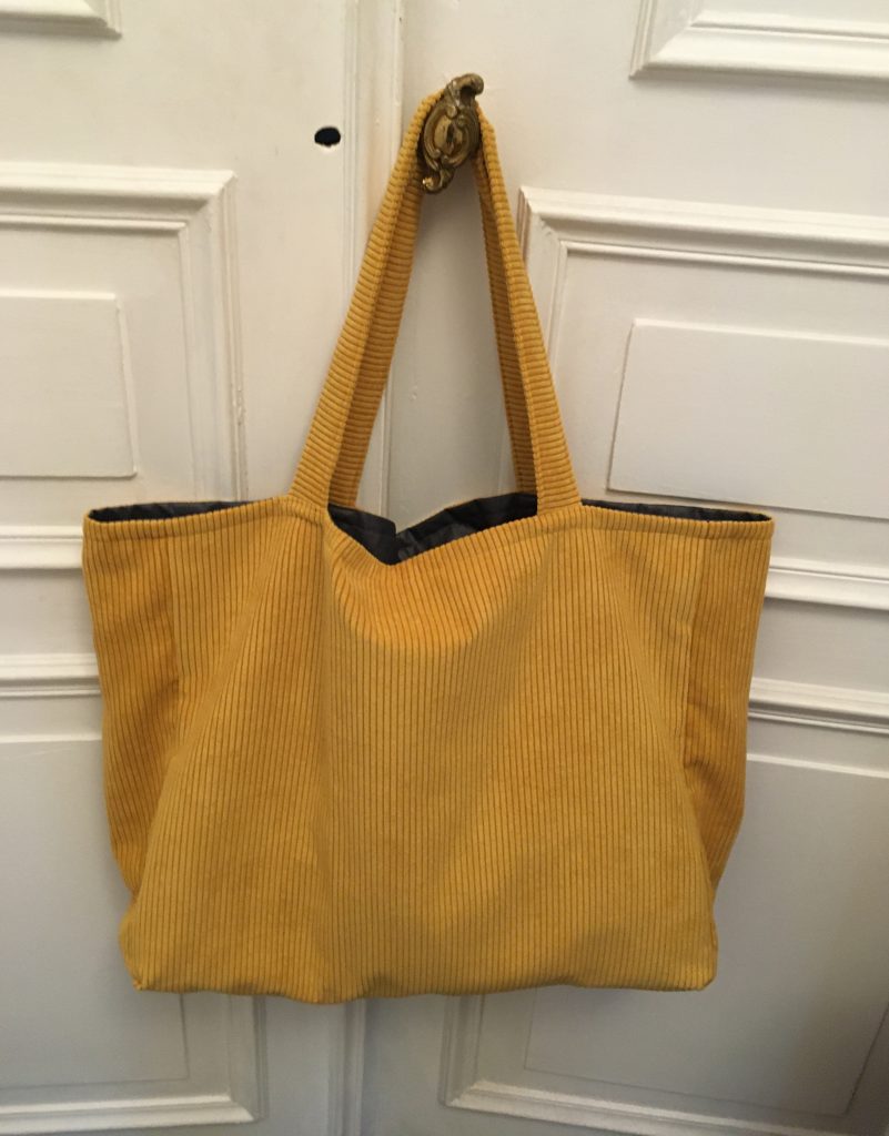 Grand sac fourretout décontracté en tissu velours. Octavie à Paris