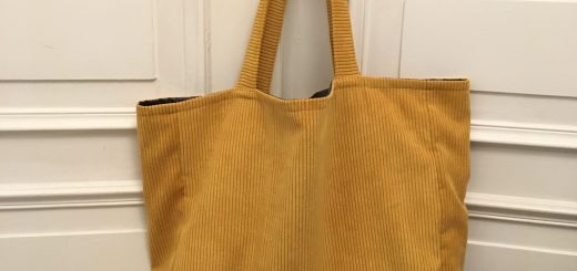 Grand sac fourretout en velours cotele.