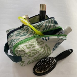 Trousse de toilette a double compartiment.