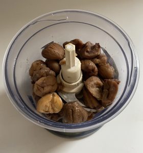 deposer les marrons dans un robot avec l eau.