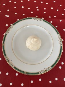 Pour le mont blanc meringue dans assiette