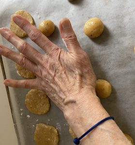 Aplatir les boules de pate.