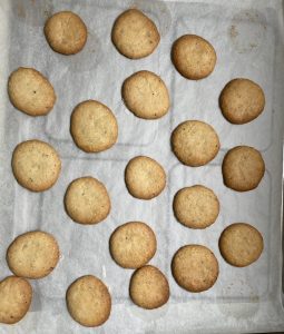 Les biscuits aux noisettes sont cuits.