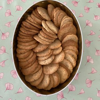 Biscuits aux noisettes legers et tres croustillants.