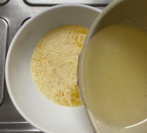 Verser l huile sur le beurre fondu des biscuits aux noisettes.