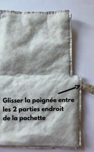 Glisser la poignee entre  parties a motif de la pochette.