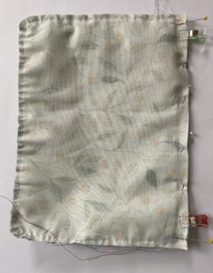 Epinglage cote tissu a motif.